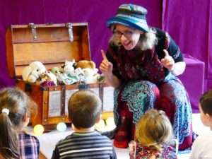 Spectacle petite enfance les trésors de la P'tite Lulu joué pour un arbre de Noël à la crèche