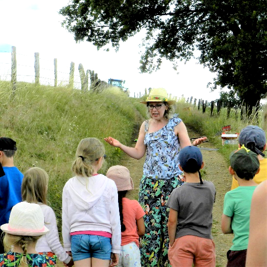 Balade contée et animée en pleine nature avec des enfants dans la Haute-Loire